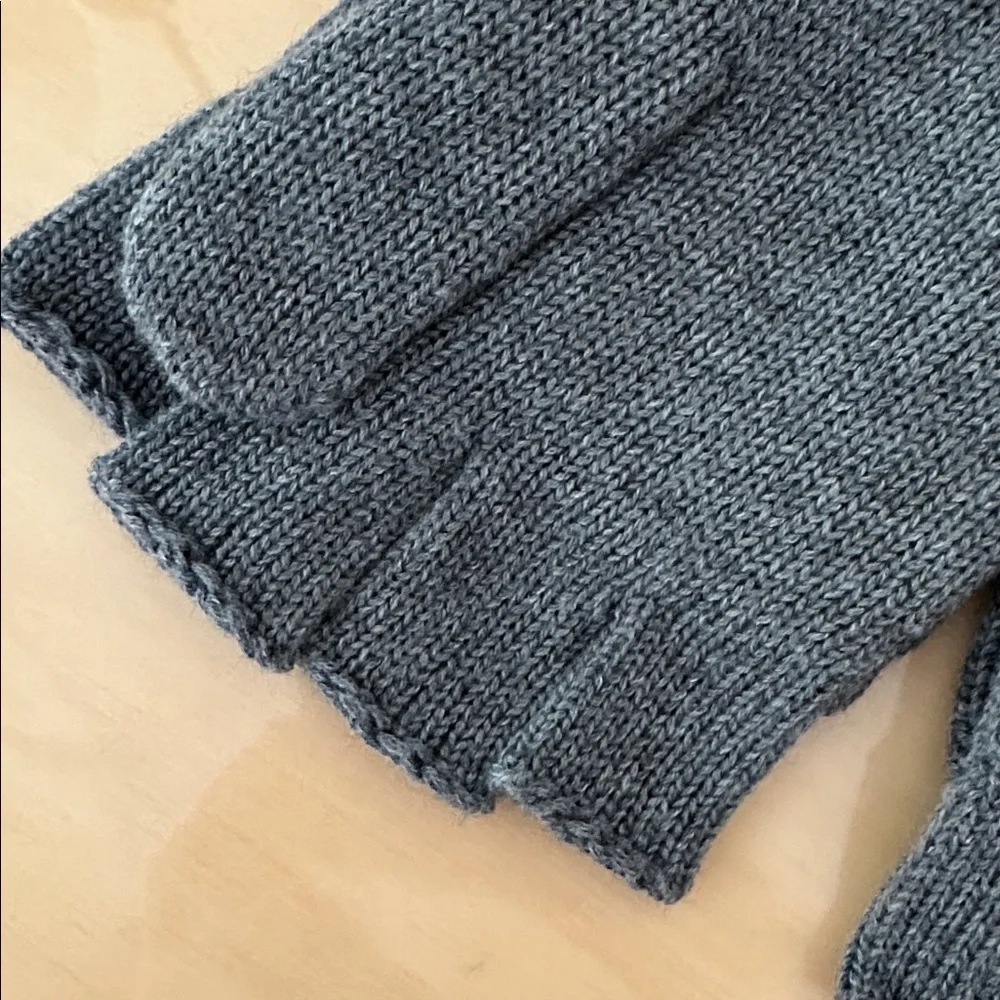 UGG Charcoal Knit Fingerless Mittens. Size L/XL.